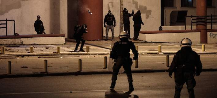 Αντιεξουσιαστές επιτέθηκαν με πέτρες και ξύλα σε αστυνομικούς στα Εξάρχεια
